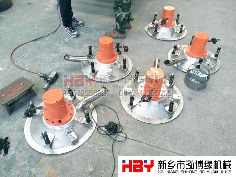 浙江嘉兴的王经理生产的5台HBY-GP600型高频筛正在安装，预计明天才能发货